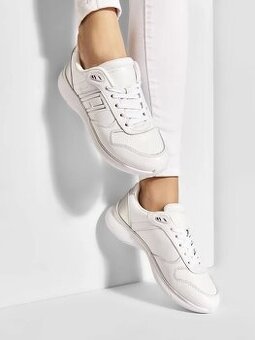 Dámske biele a strieborné jednofarebné kožené tenisky vel.40