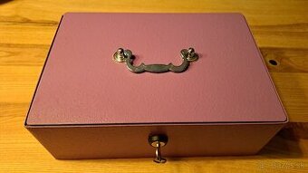 Kovová pokladnička na kľúč