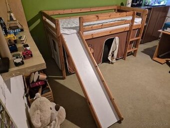 Detska vyvysena postel so smyklavkou