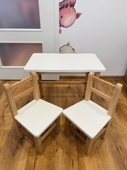 Detsky stolik s dvoma stolickami