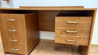 Stôl starší, darujem za odvoz