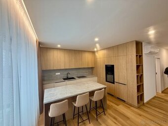 NADŠTANDARDNÝ 2-IZBOVÝ BYT S TERASOU, BALKÓNOM A 2 PARKOVACÍ