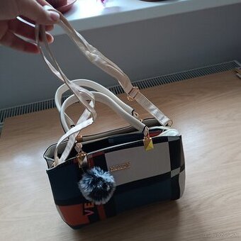 krásna čisto nová kabelka a peňaženka