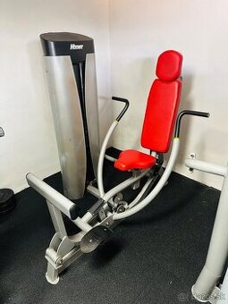 Tlaky hoist na hrudnik