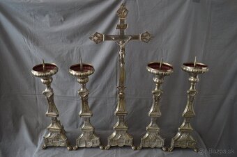 Oltárne svietniky s krížom