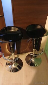 Barové stoličky.
