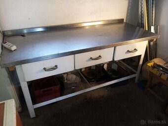 Nerezový stôl