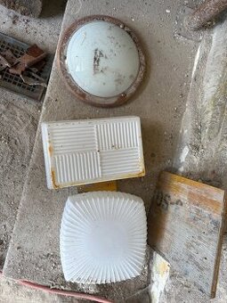 Predám lampu a dva kryty na staršie lampy