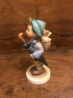 074 – Hummel, soška , porcelán,Domov z obchodu