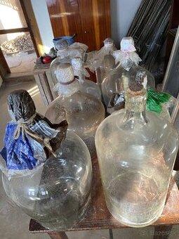 Sklenenné demižóny rôzneho objemu 10,15,20,25 litrov