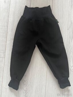 Čierne softshellové nohavice zateplené flisom