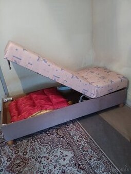 Posteľ s úložným priestorom