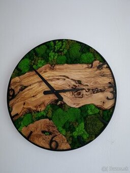 Machové hodiny olivové