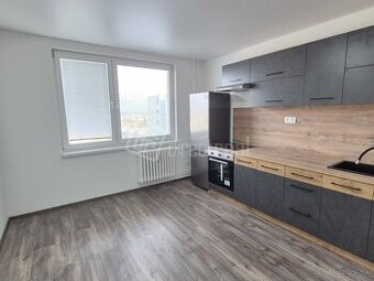 KOMPLETNE ZREKONŠTRUOVANÝ moderný 3-izb byt v centre m…