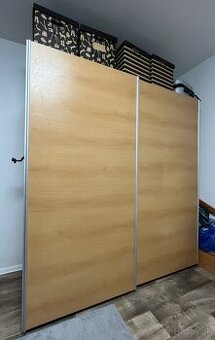 Posuvná šatníková skriňa