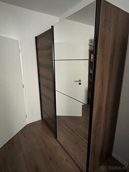 Kvalitná šatníková skriňa - ušľachtilý dub/čierny dub