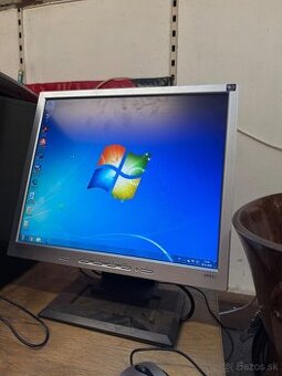 Staršie LCD monitory