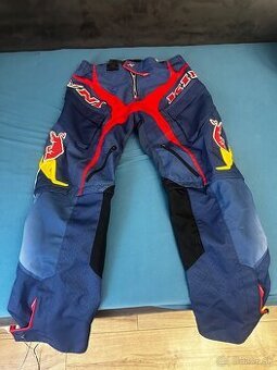 RedBull kini nohavice