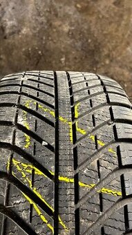 17.GoodYear Vector 4 season 215/70 R16