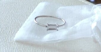 Dámsky strieborný prsteň Baguette