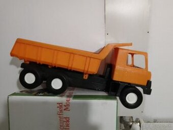 Retro auto TATRA 148