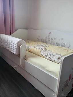 Detská postel s pisacim stolíkom a stoličkou