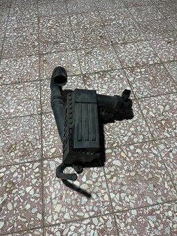 Box na vzduchový filter a nádoba na chladiacu kvapalinu