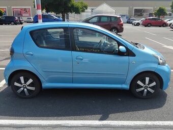 TOYOTA AYGO 1.0 Benzín svetlomodrá metalíza 5-dverí