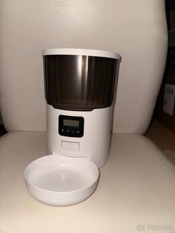 Automatické kŕmidlo pre mačky a psov na batérie.