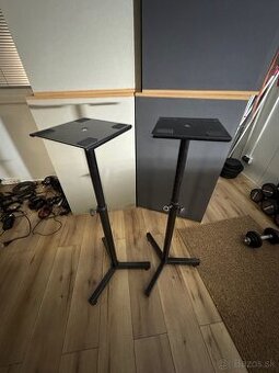 Stojany na reproduktor