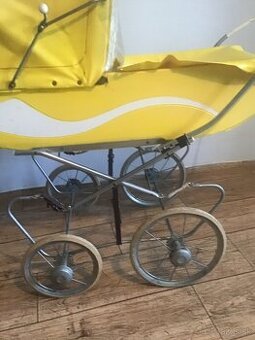 STARý žLTý KOčíK PRE BáBIKY