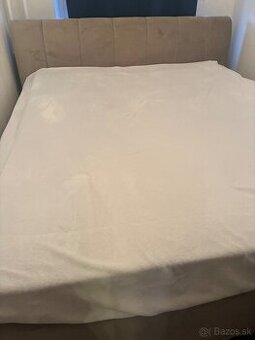 Veľká manželská postel