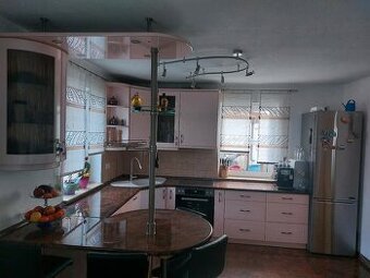 moderná kuchynská linka so spotrebičmi