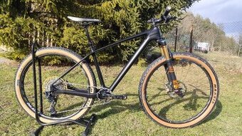 Lahky karbonovy MTB bicykel vo velkosti M (9.9 kg)