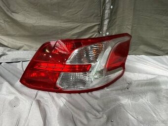 PEUGEOT 301 zadné pravé svetlo