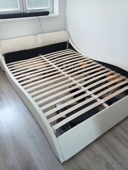postel 160x200 + matrac, kozenka s LED podsvietenim