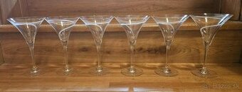 Poháre na stopke s nezvyčajným výbrusom