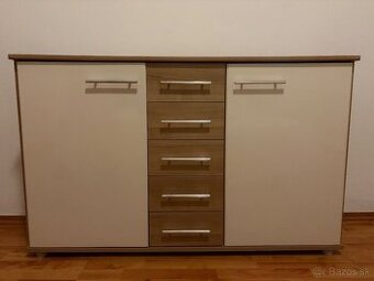 Komoda so zásuvkami a skrinkami
