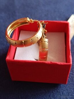 Zlate nausnice zo zarezom 585