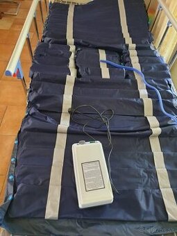 Aktívny antidekubitný matrac na polohovaciu posteľ s toaleto