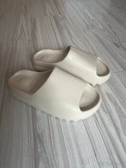 Yeezy Slides používané