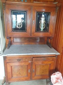 Starožitný kredenc