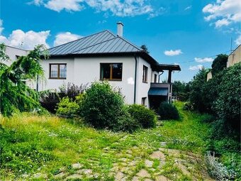 Čiast. zrekonštr. dvojgeneračný rodinný dom, 903m2, PO