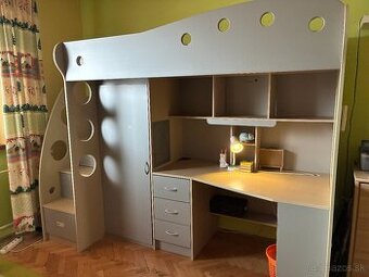 Poschodová posteľ s pracovným stolom a úložným systémom