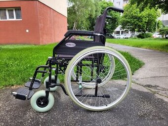 Odľahčený invalidný vozík skladací