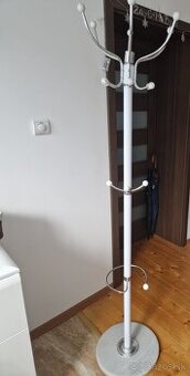 Stojaci vesiak