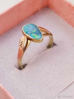 Zlatý prsten s opálom