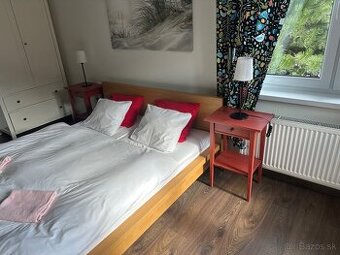 Stolík Ikea + stolová lampa.