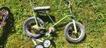 Stará kolobežka a bycikel