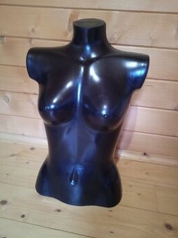 Plastové ženské torzo na vystavenie – ideálne do butiku